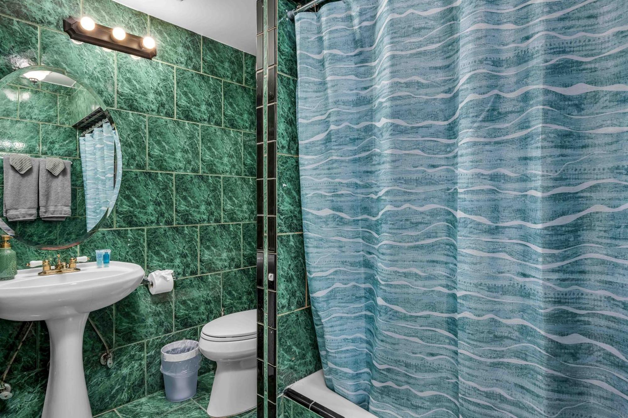Modern Large 2 Level 2-bedroom 2-bathroom By West Hollywood Apartment Los Angeles