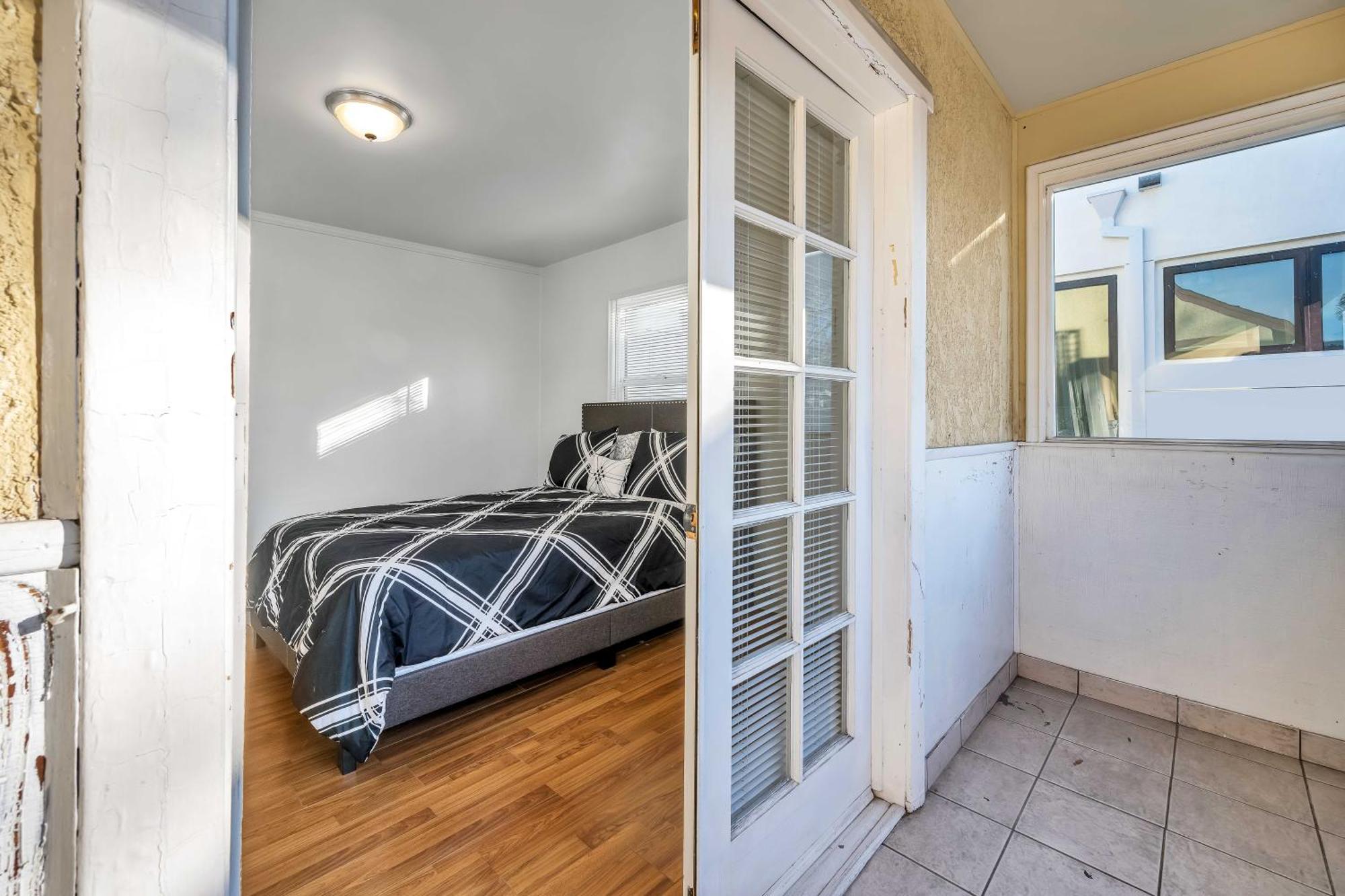 Modern Large 2 Level 2-bedroom 2-bathroom By West Hollywood Apartment