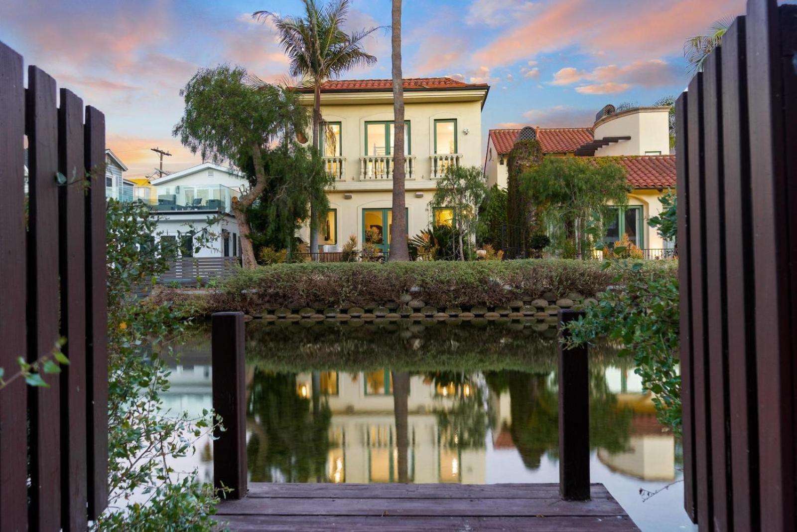 The Canal Escape - Canal-front Italian *