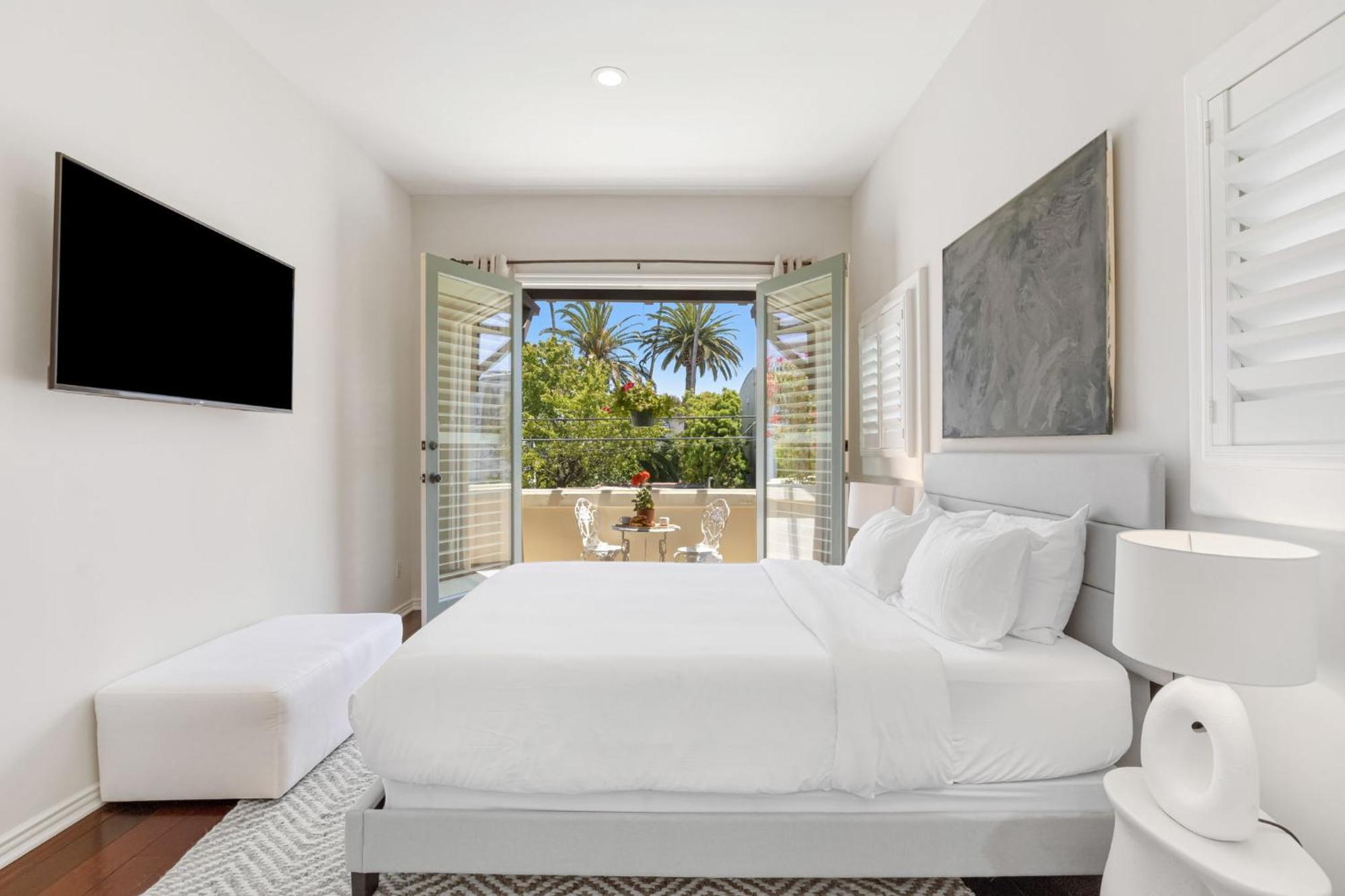 The Canal Escape - Canal-front Italian Holiday home Los Angeles