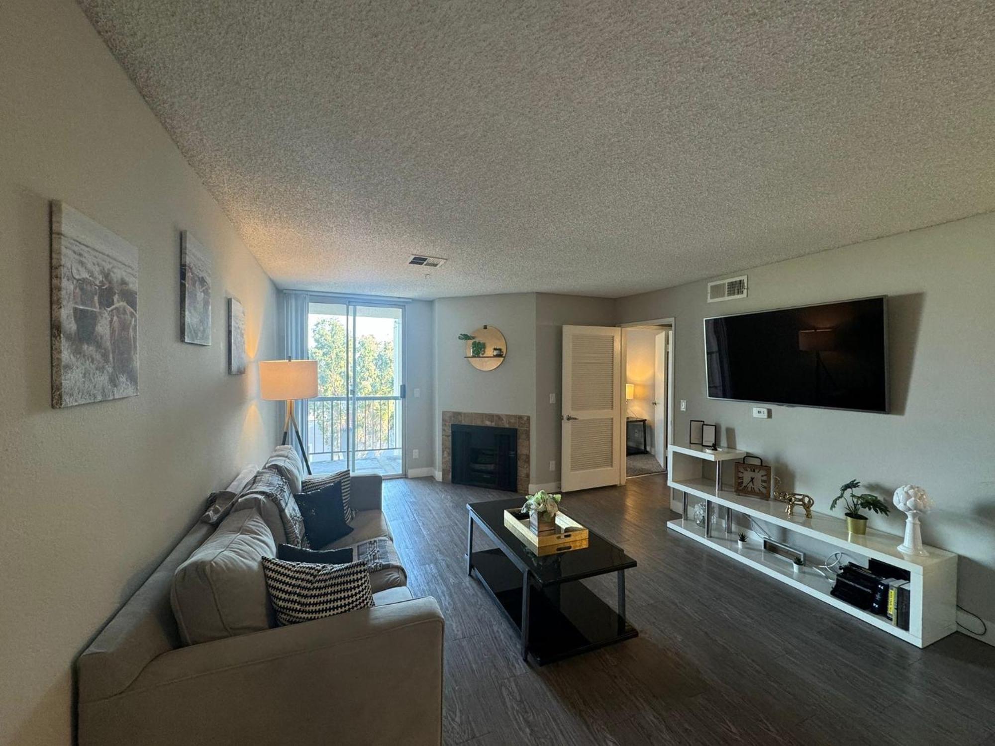 Incredible Two Bedroom Hollywood Free Parking Apartment Los Angeles