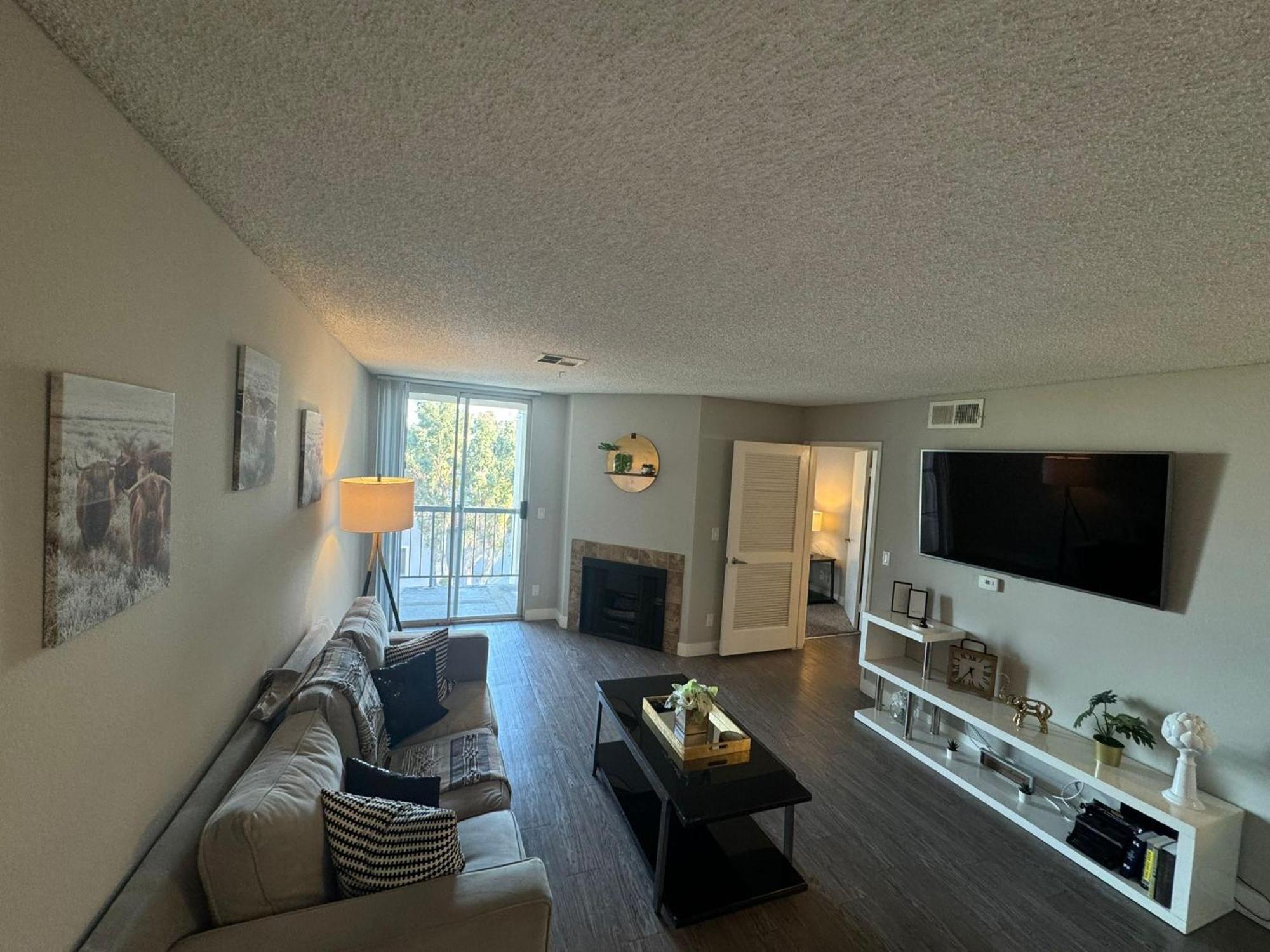 Incredible Two Bedroom Hollywood Free Parking Apartment *