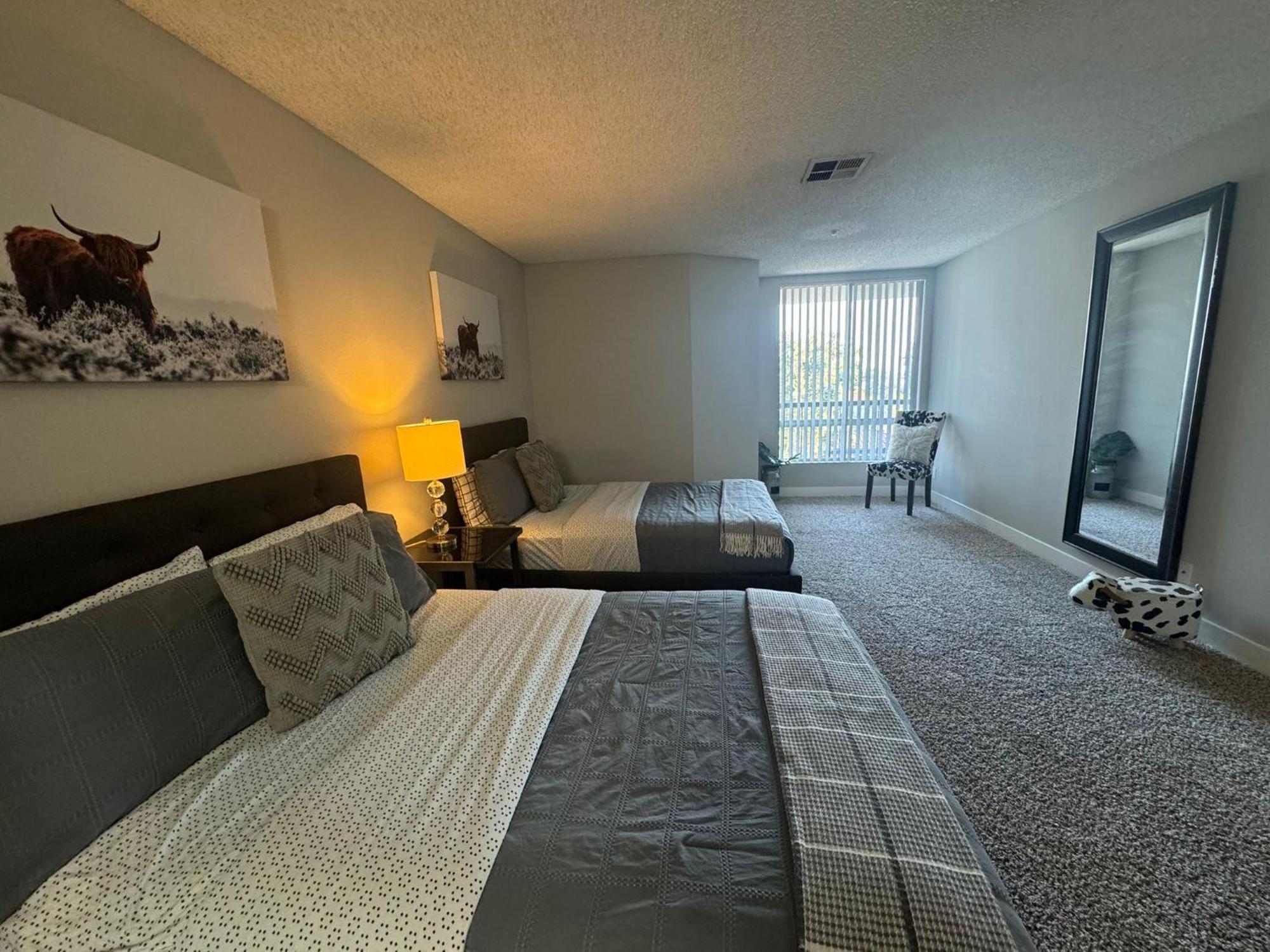 Incredible Two Bedroom Hollywood Free Parking Apartment Los Angeles