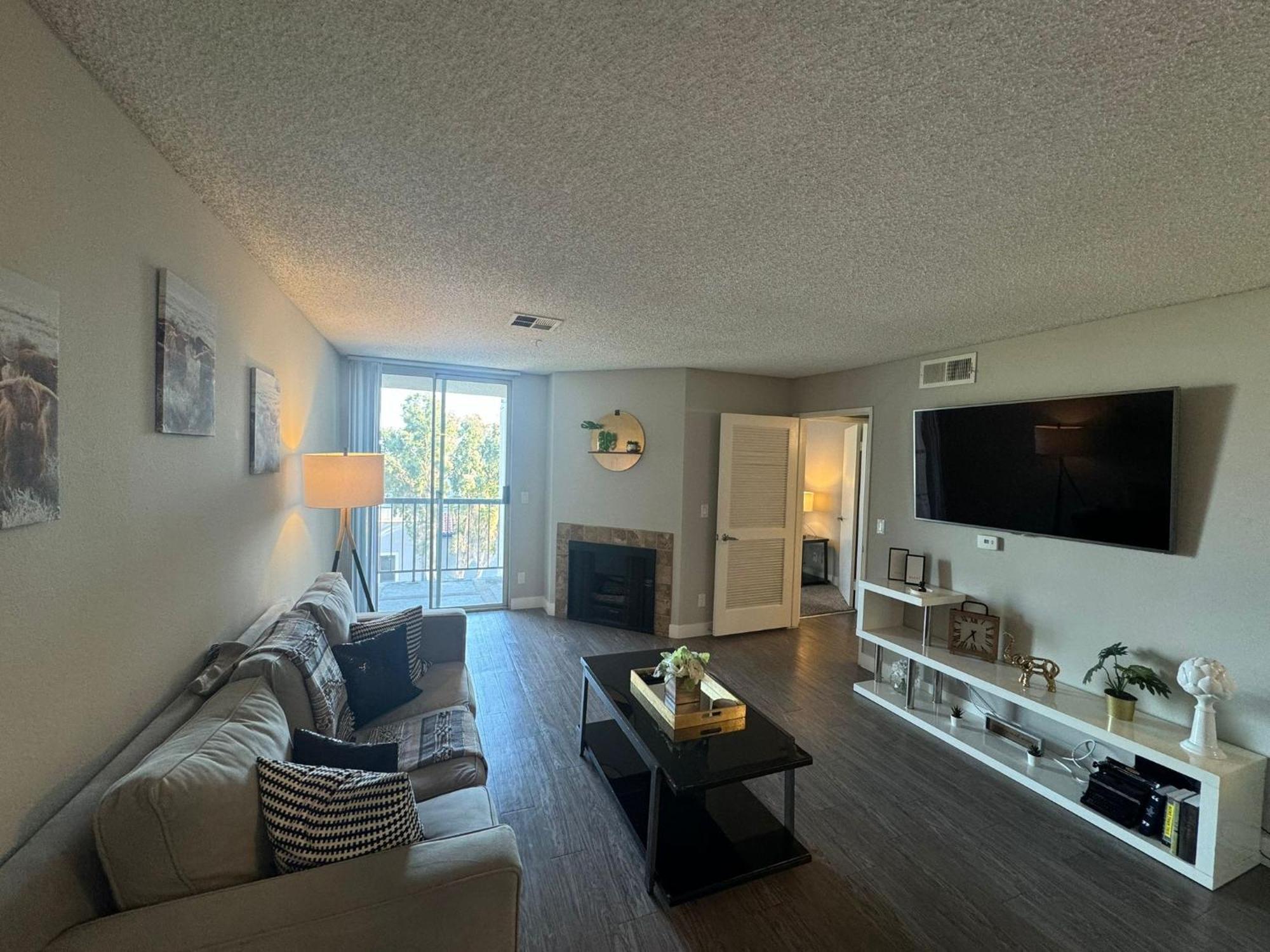 Incredible Two Bedroom Hollywood Free Parking * Los Angeles