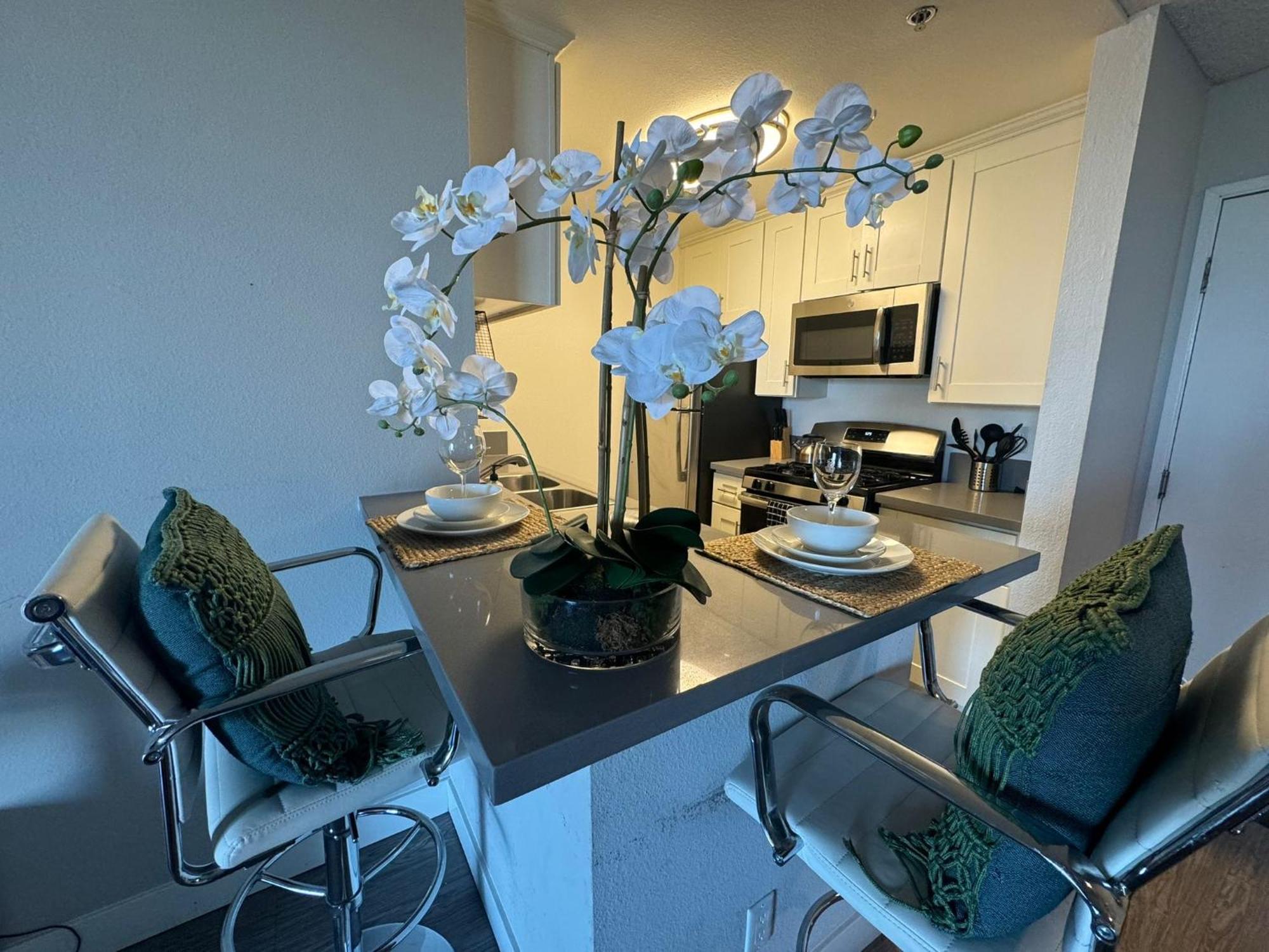 Incredible Two Bedroom Hollywood Free Parking