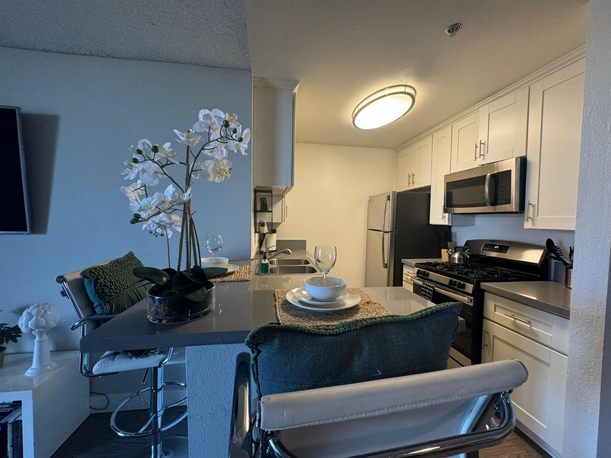 Incredible Two Bedroom Hollywood Free Parking Apartment *