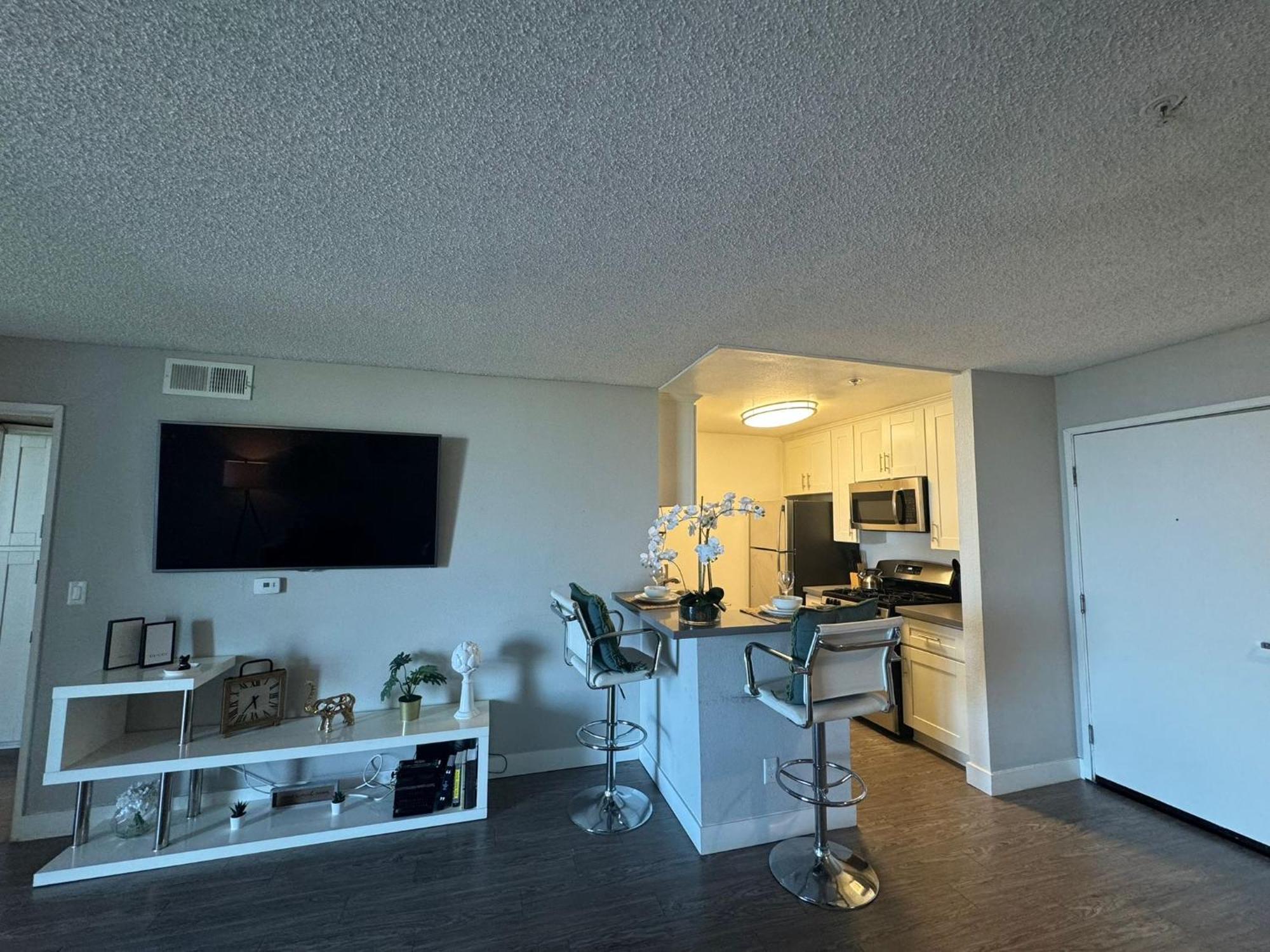 Incredible Two Bedroom Hollywood Free Parking Apartment Los Angeles