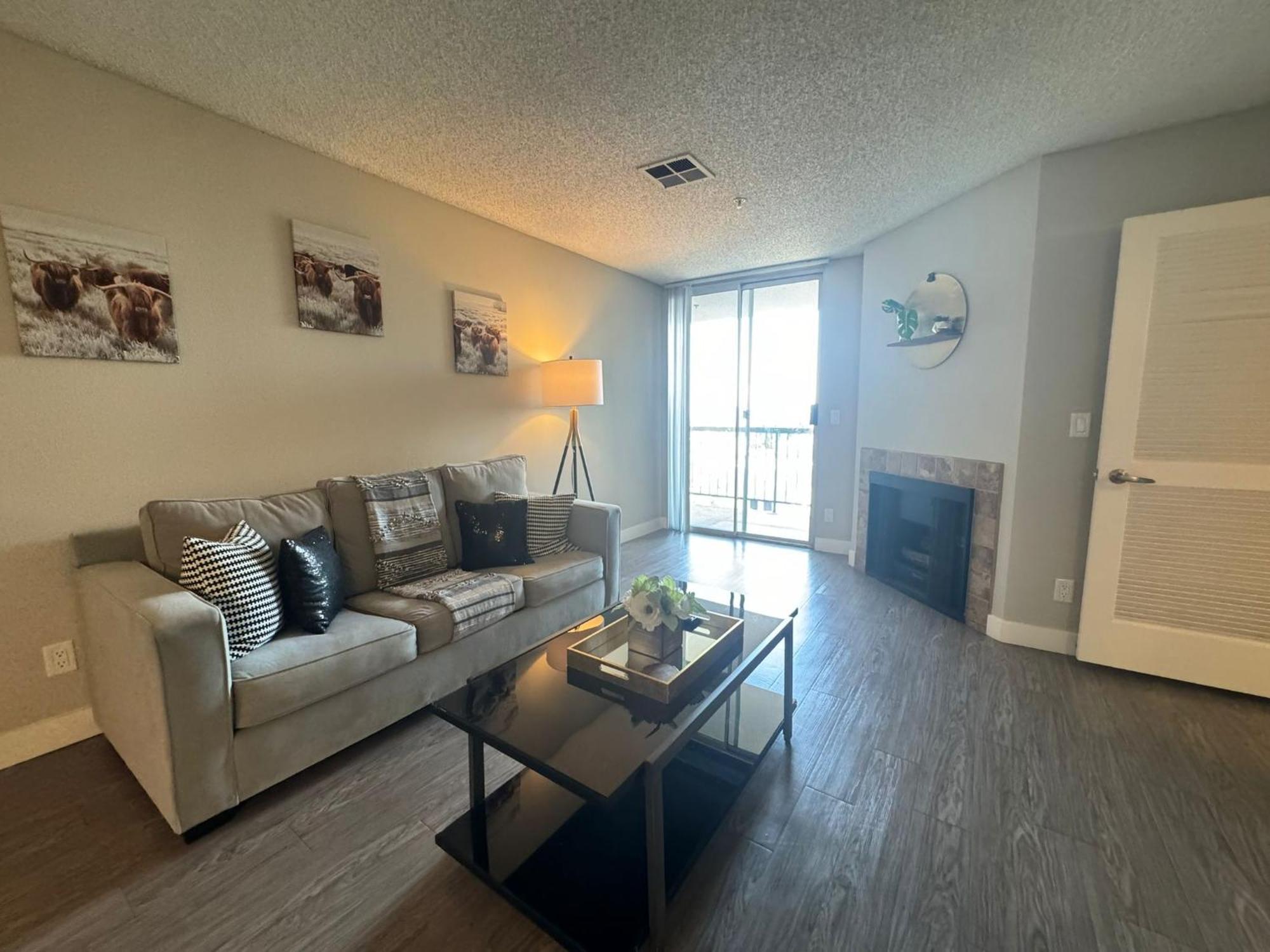 Incredible Two Bedroom Hollywood Free Parking Apartment