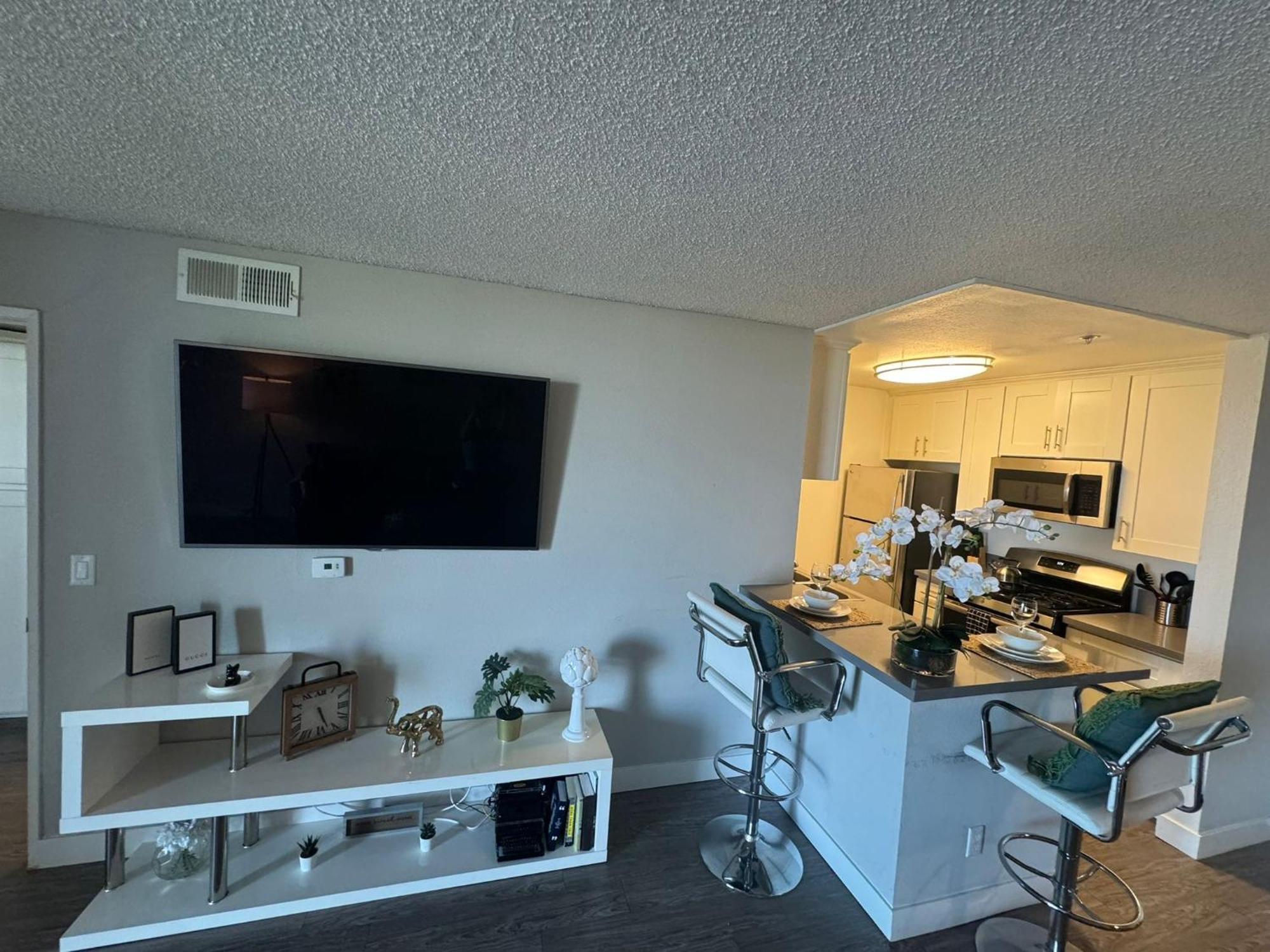 Apartment Incredible Two Bedroom Hollywood Free Parking