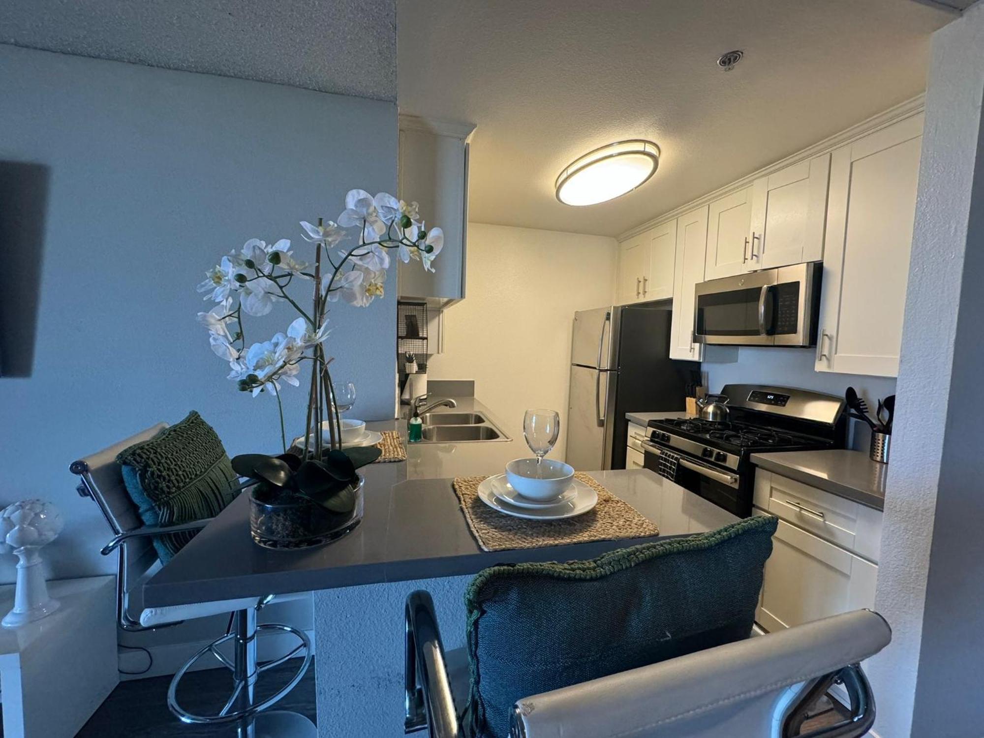Incredible Two Bedroom Hollywood Free Parking * Los Angeles