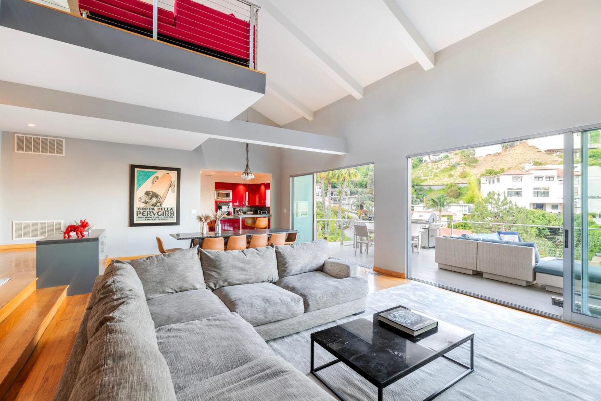 6mil 5br Sunset Strip Jetliner Oasis Holiday home