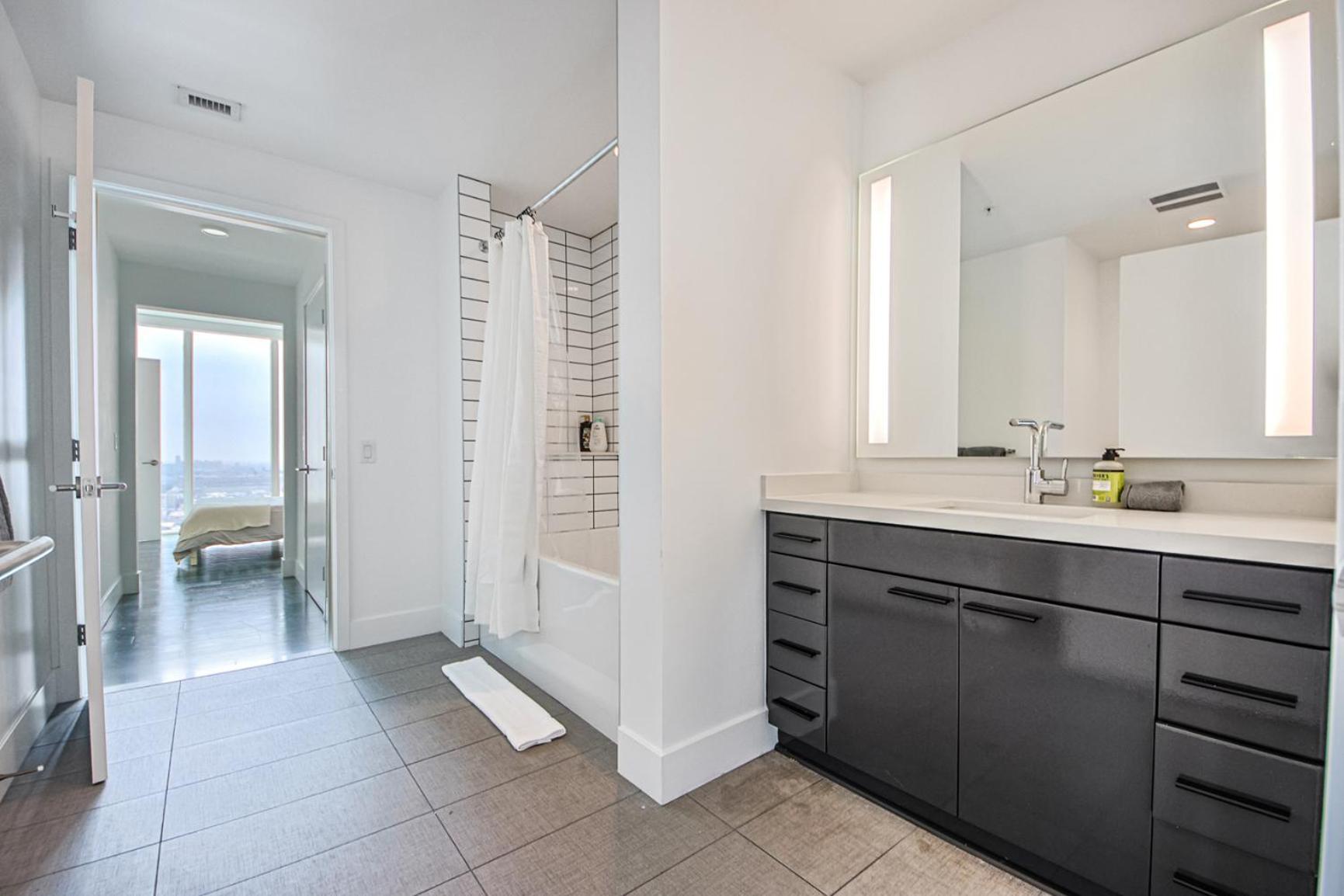 Elegant Urban Oasis 2br 2ba Apartment *