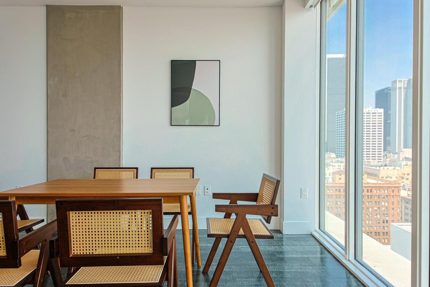 Elegant Urban Oasis 2br 2ba *