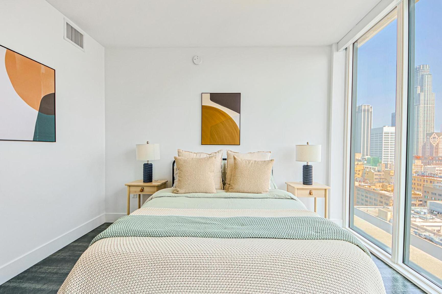Elegant Urban Oasis 2br 2ba *