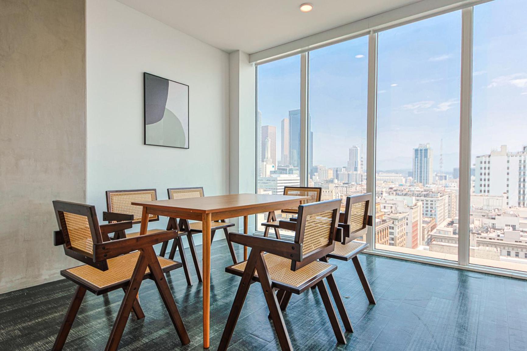 Elegant Urban Oasis 2br 2ba *