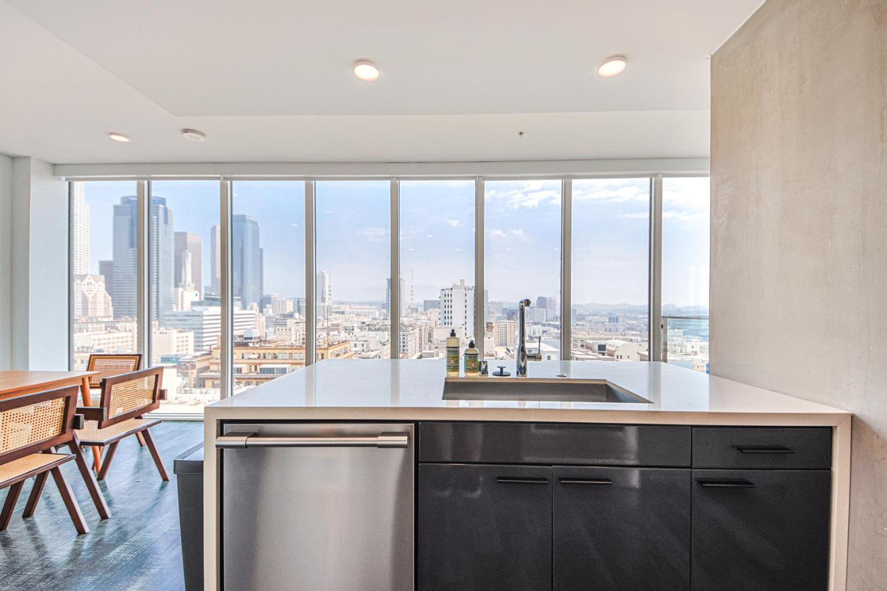 Elegant Urban Oasis 2br 2ba Apartment *