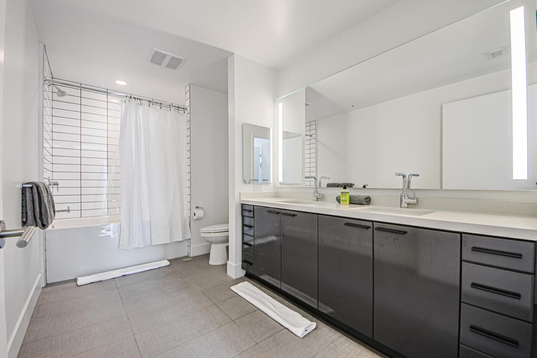 Elegant Urban Oasis 2br 2ba *