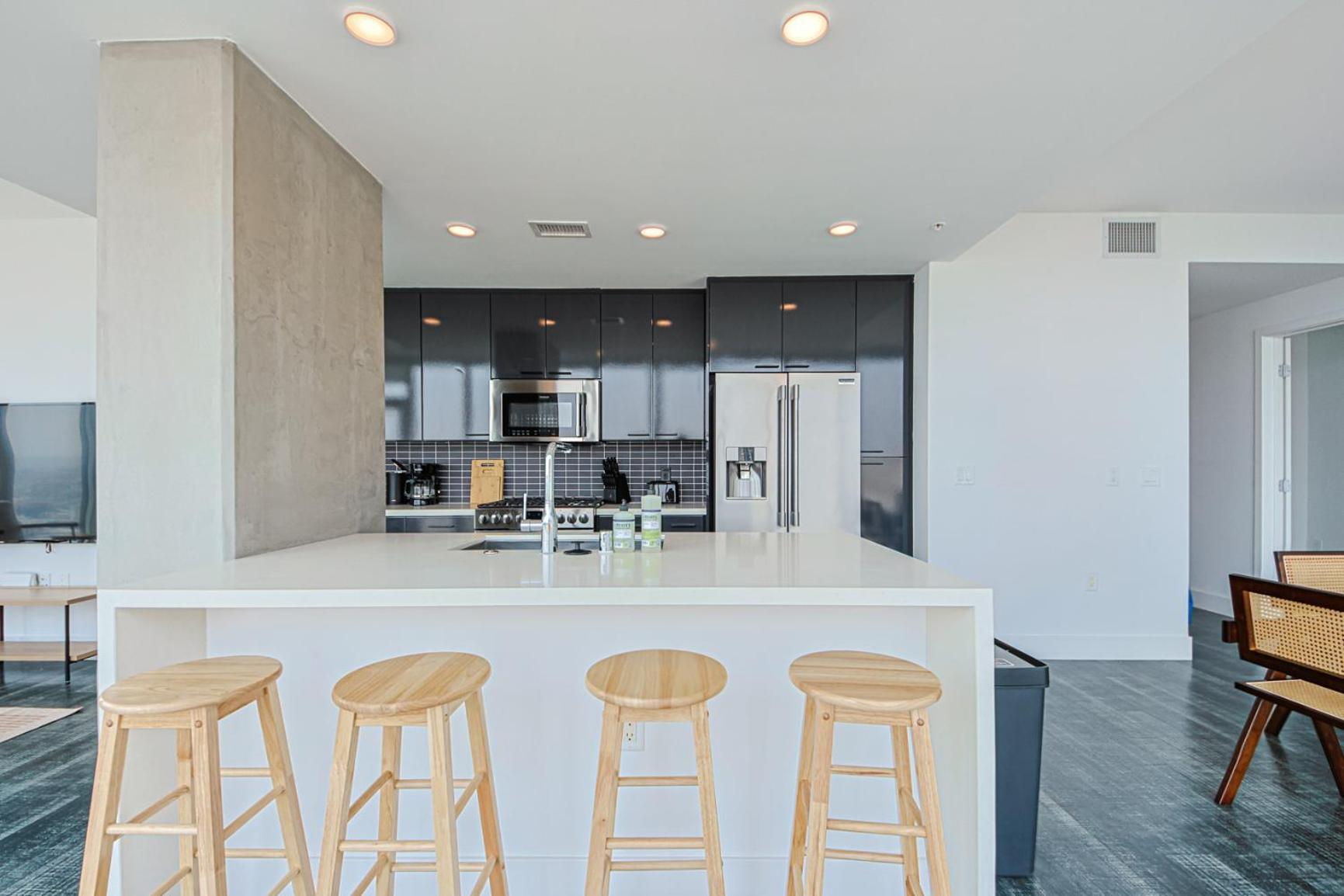 Elegant Urban Oasis 2br 2ba Apartment *