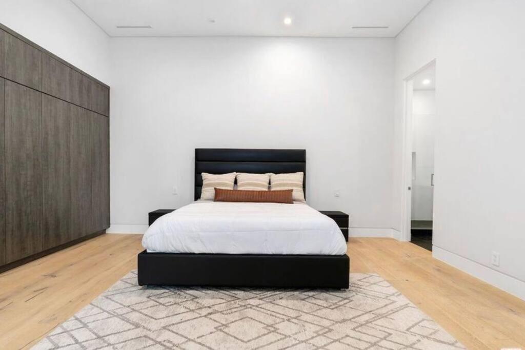 Woodland Hills Modern Dribble Den * Los Angeles