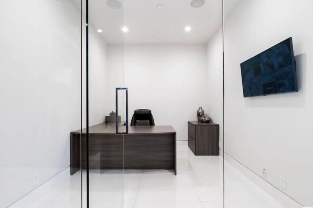 Woodland Hills Modern Dribble Den * Los Angeles