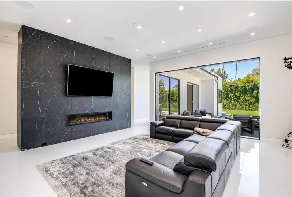 Woodland Hills Modern Dribble Den Holiday home *
