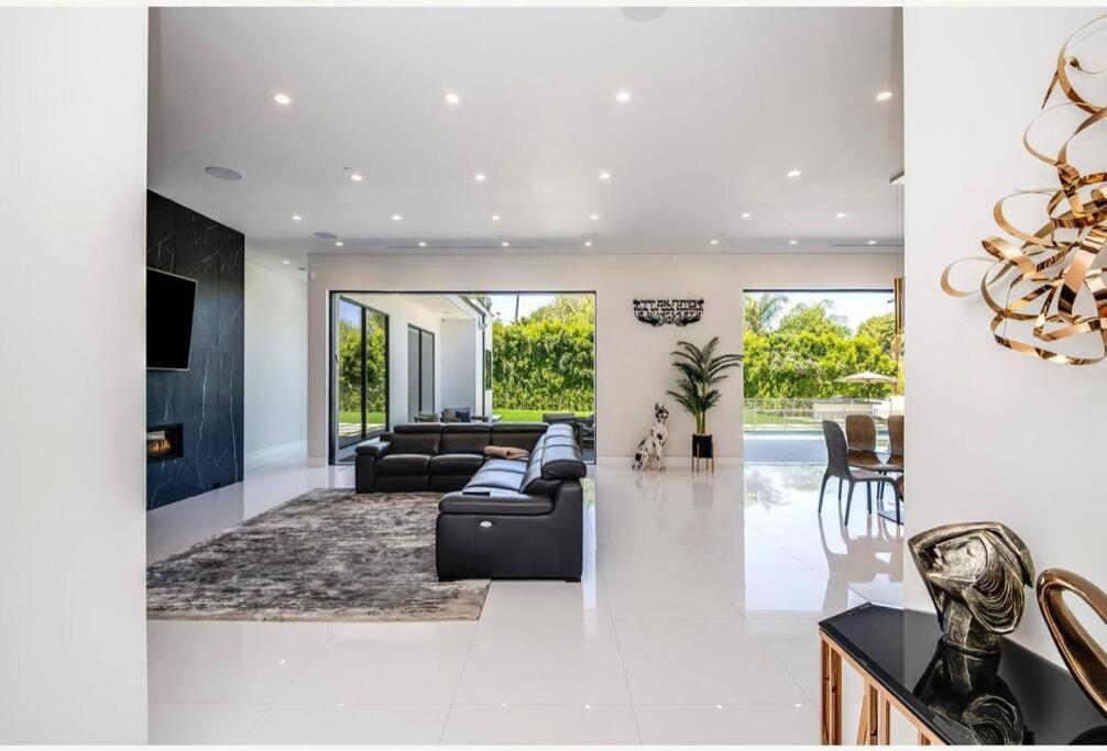 Woodland Hills Modern Dribble Den Holiday home Los Angeles