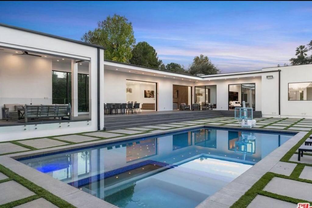 Woodland Hills Modern Dribble Den Los Angeles