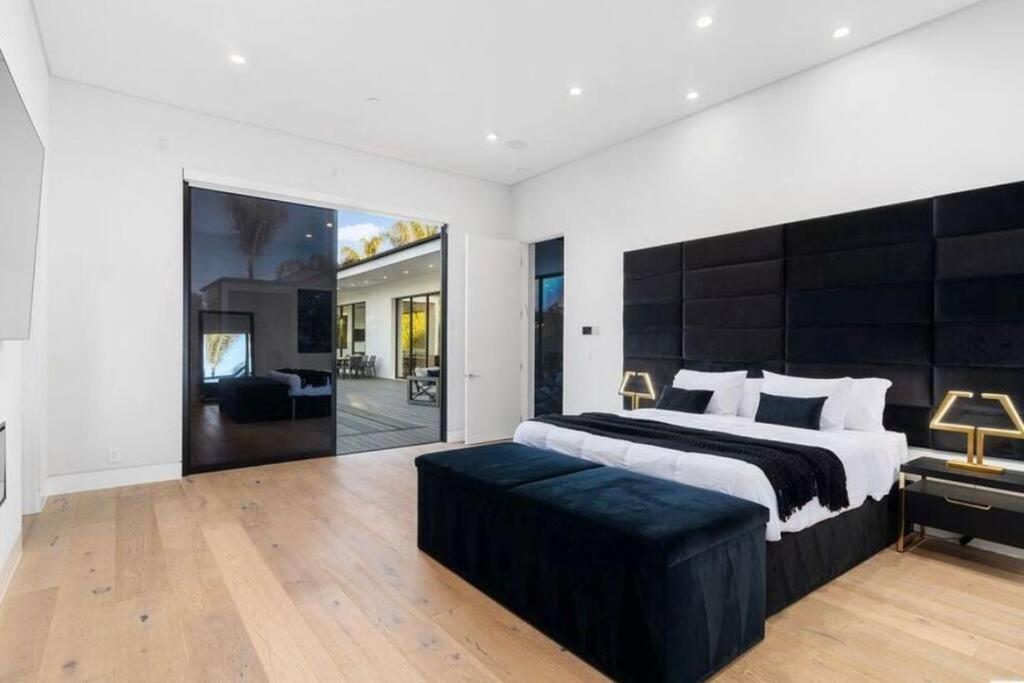 Woodland Hills Modern Dribble Den * Los Angeles