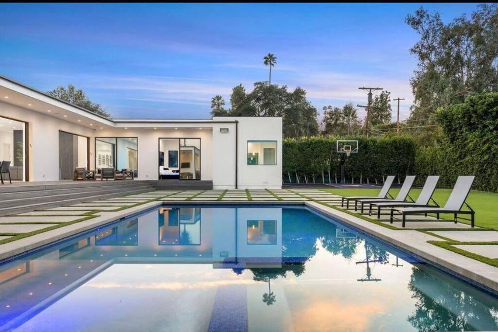 Woodland Hills Modern Dribble Den