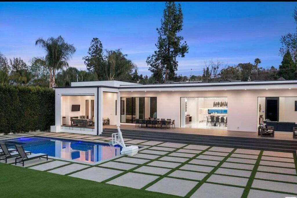 Woodland Hills Modern Dribble Den Holiday home Los Angeles