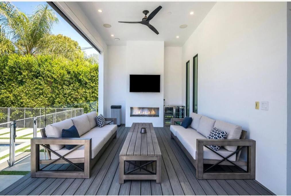 Woodland Hills Modern Dribble Den Holiday home
