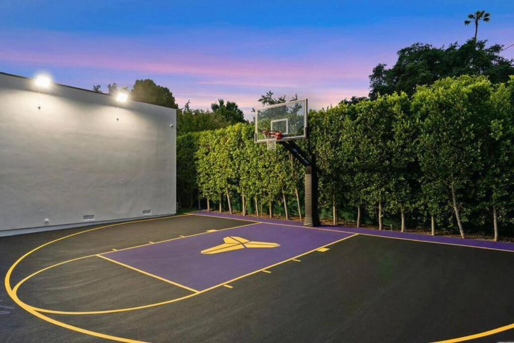 Woodland Hills Modern Dribble Den Holiday home Los Angeles