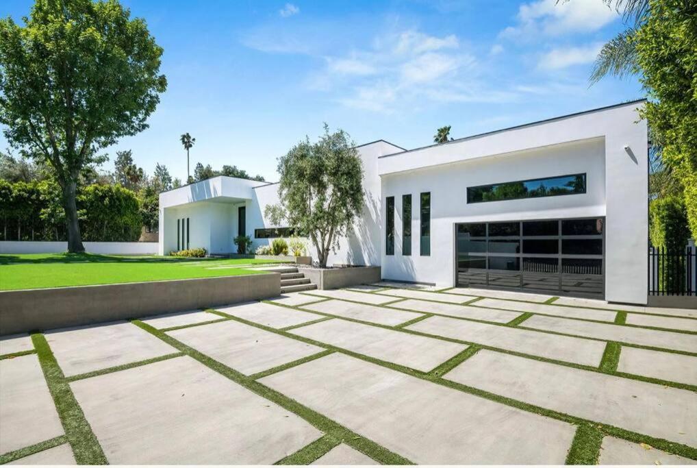 Woodland Hills Modern Dribble Den Holiday home