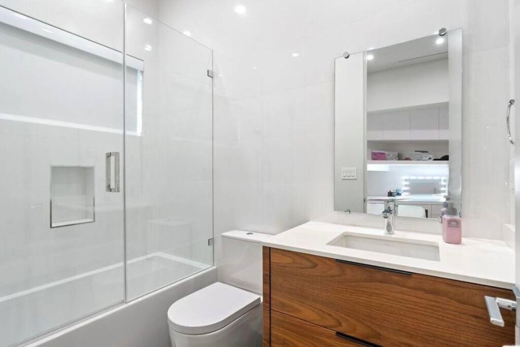 Woodland Hills Modern Dribble Den Holiday home *