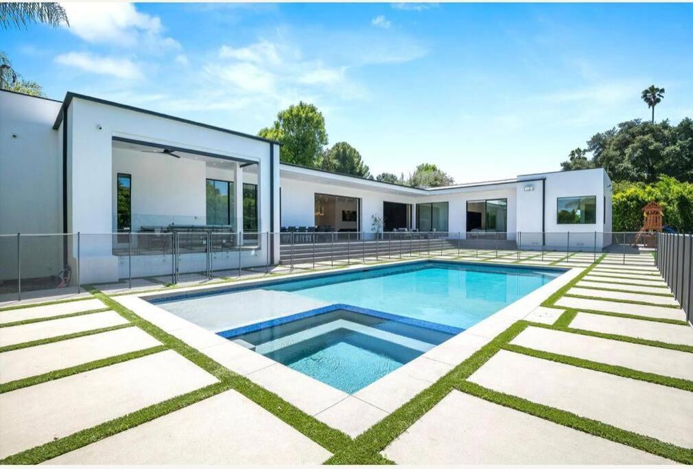 Woodland Hills Modern Dribble Den *