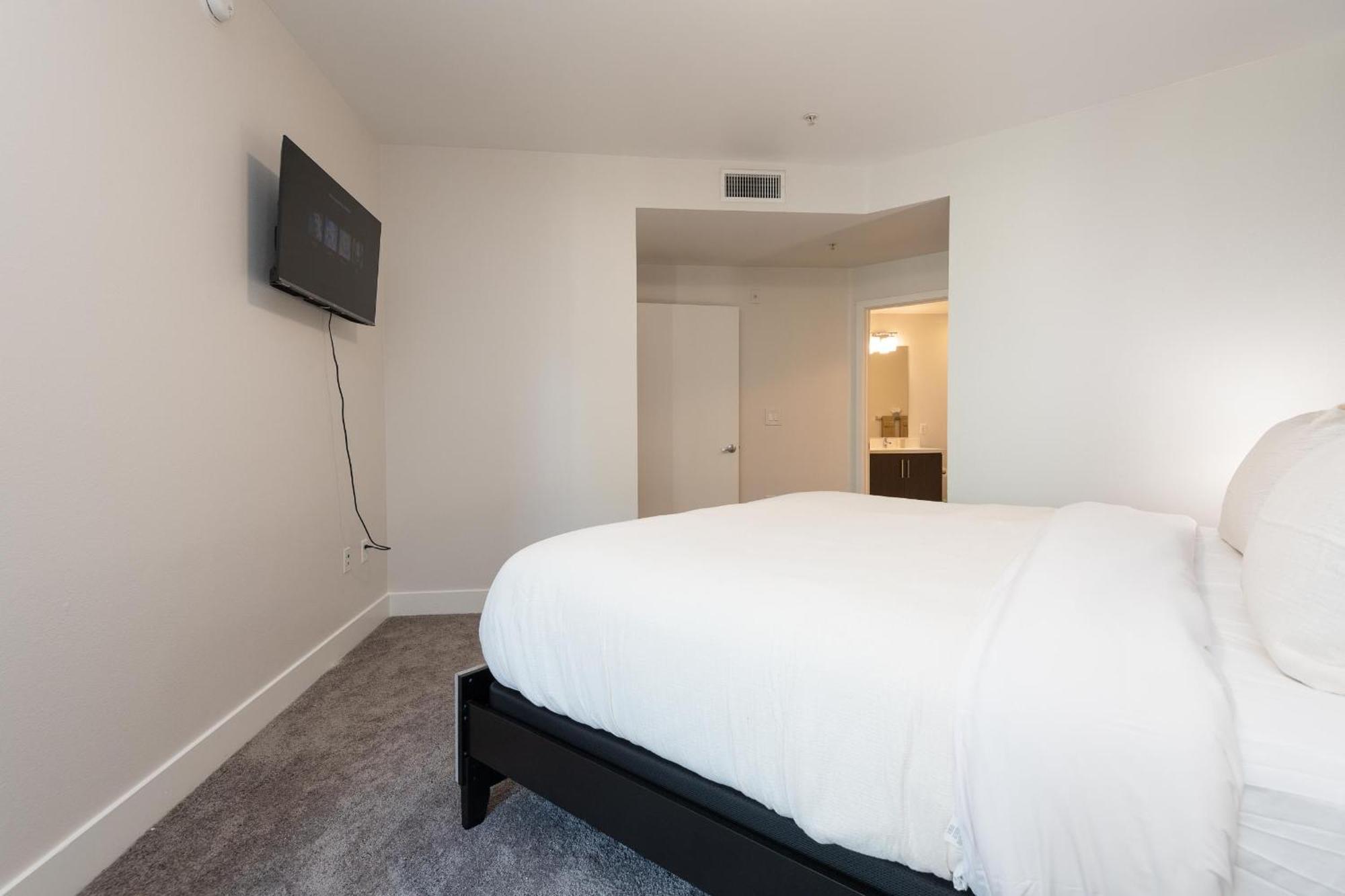 Two Bedroom By The Hollywood Walk Of Fame!