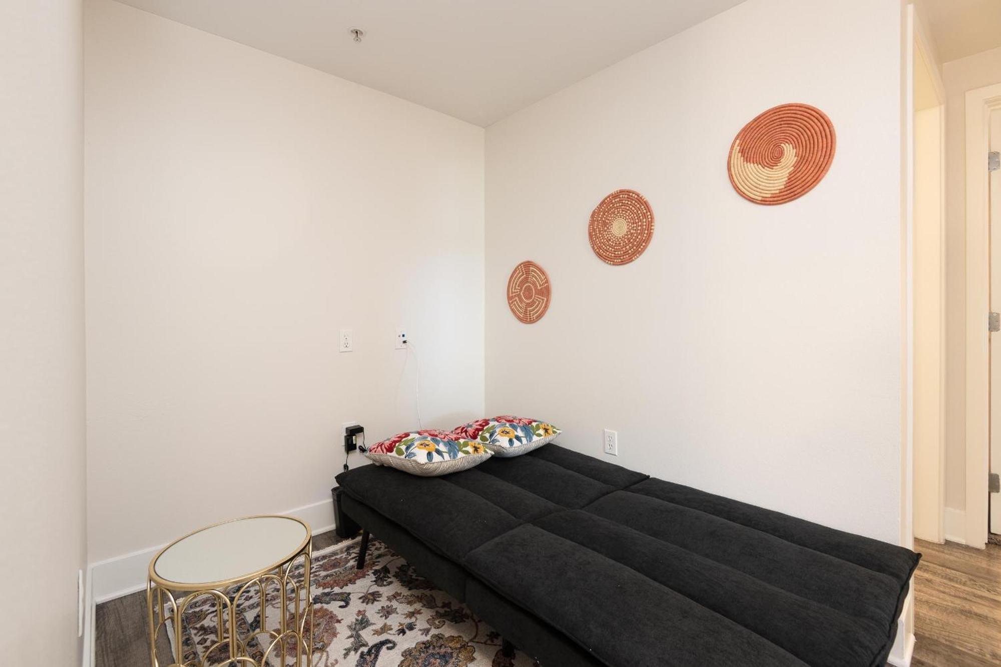 Two Bedroom By The Hollywood Walk Of Fame!