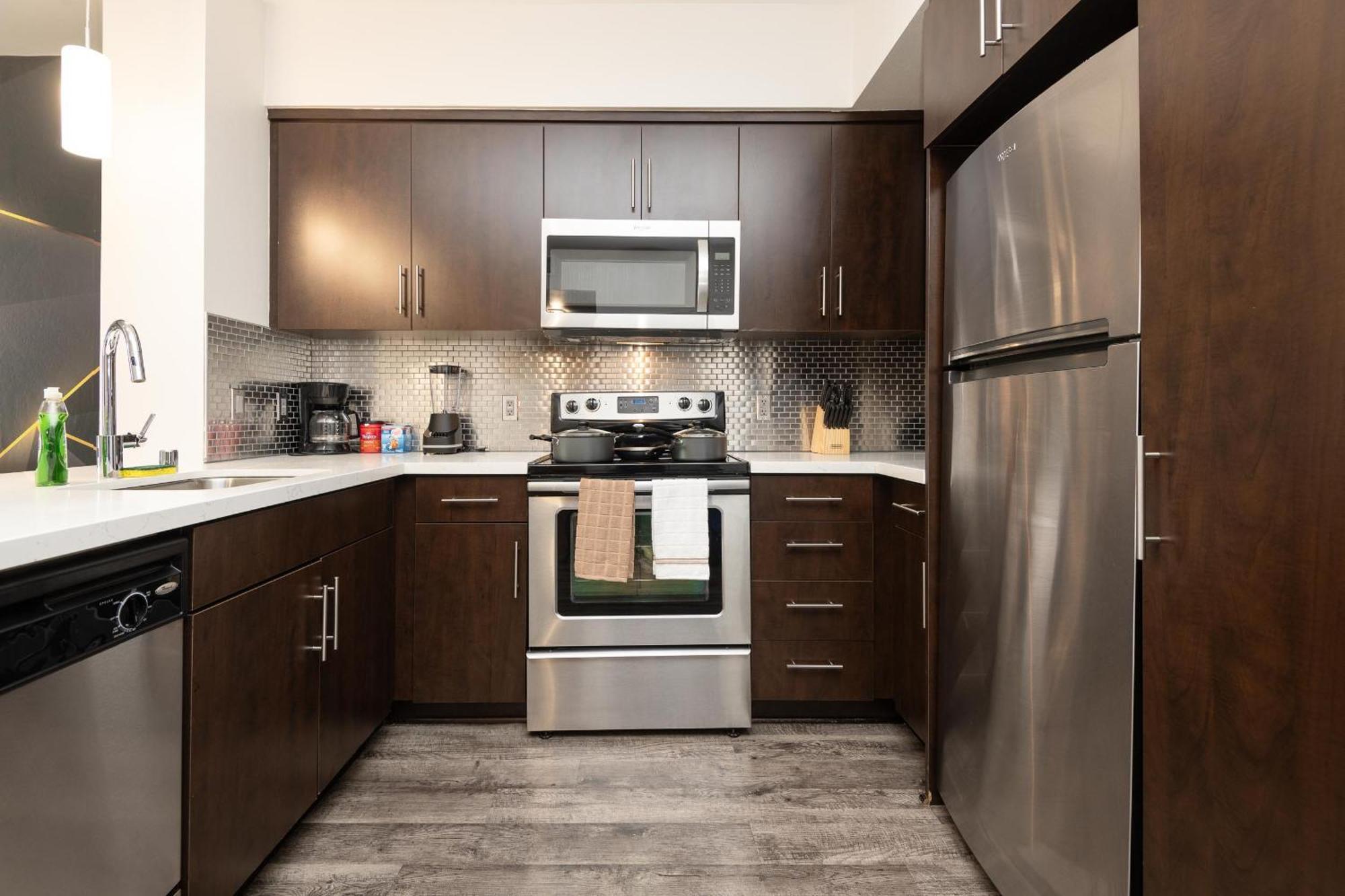 Two Bedroom By The Hollywood Walk Of Fame! *