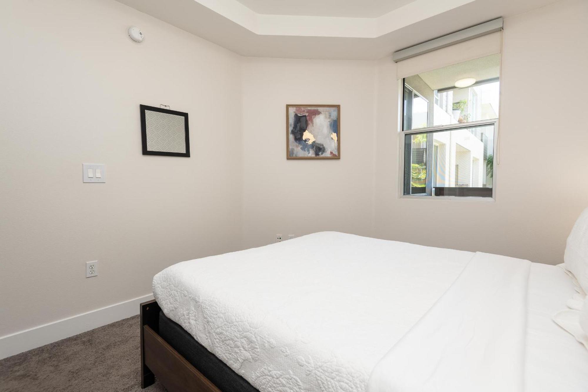 Two Bedroom By The Hollywood Walk Of Fame! *