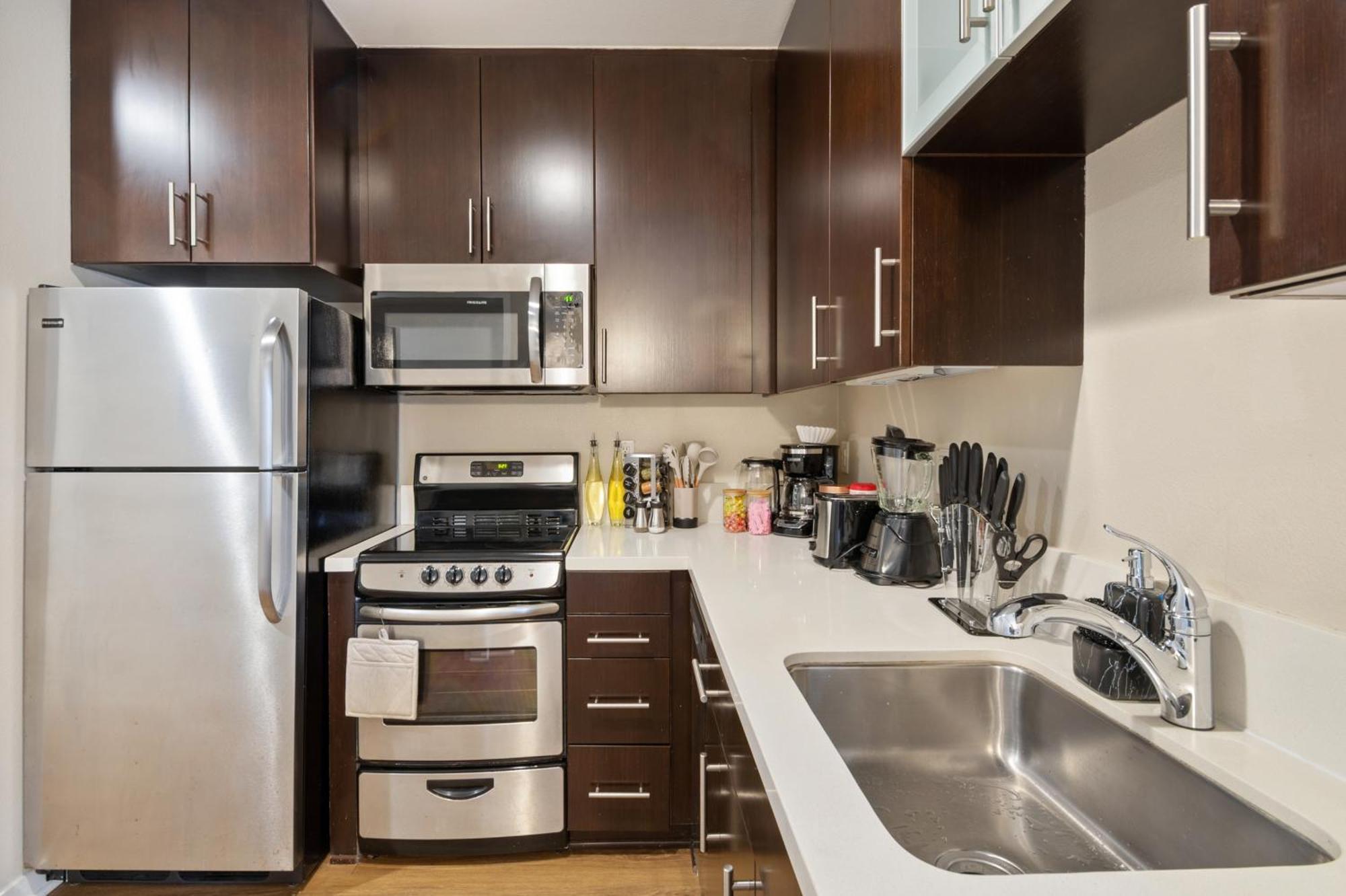 Apartment Artistic In Downtown Sm With Breathtaking Skyline View *