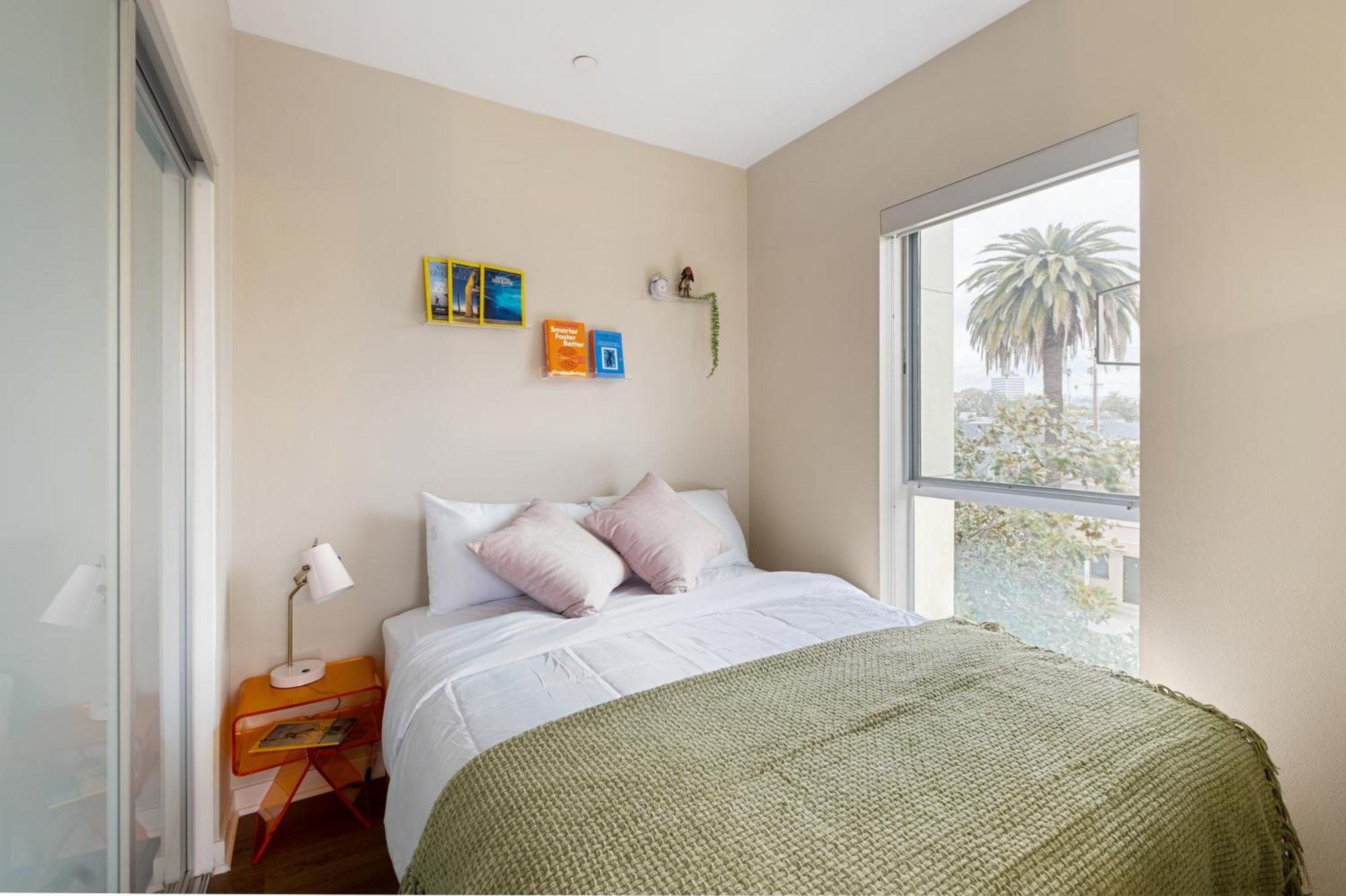 Artistic In Downtown Sm With Breathtaking Skyline View