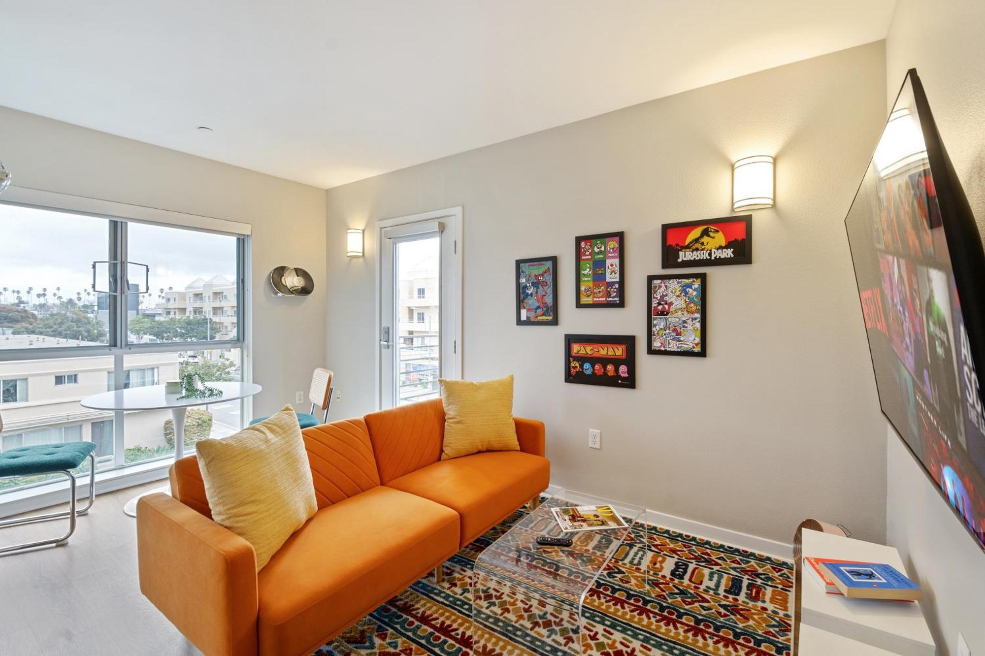 Artistic In Downtown Sm With Breathtaking Skyline View
