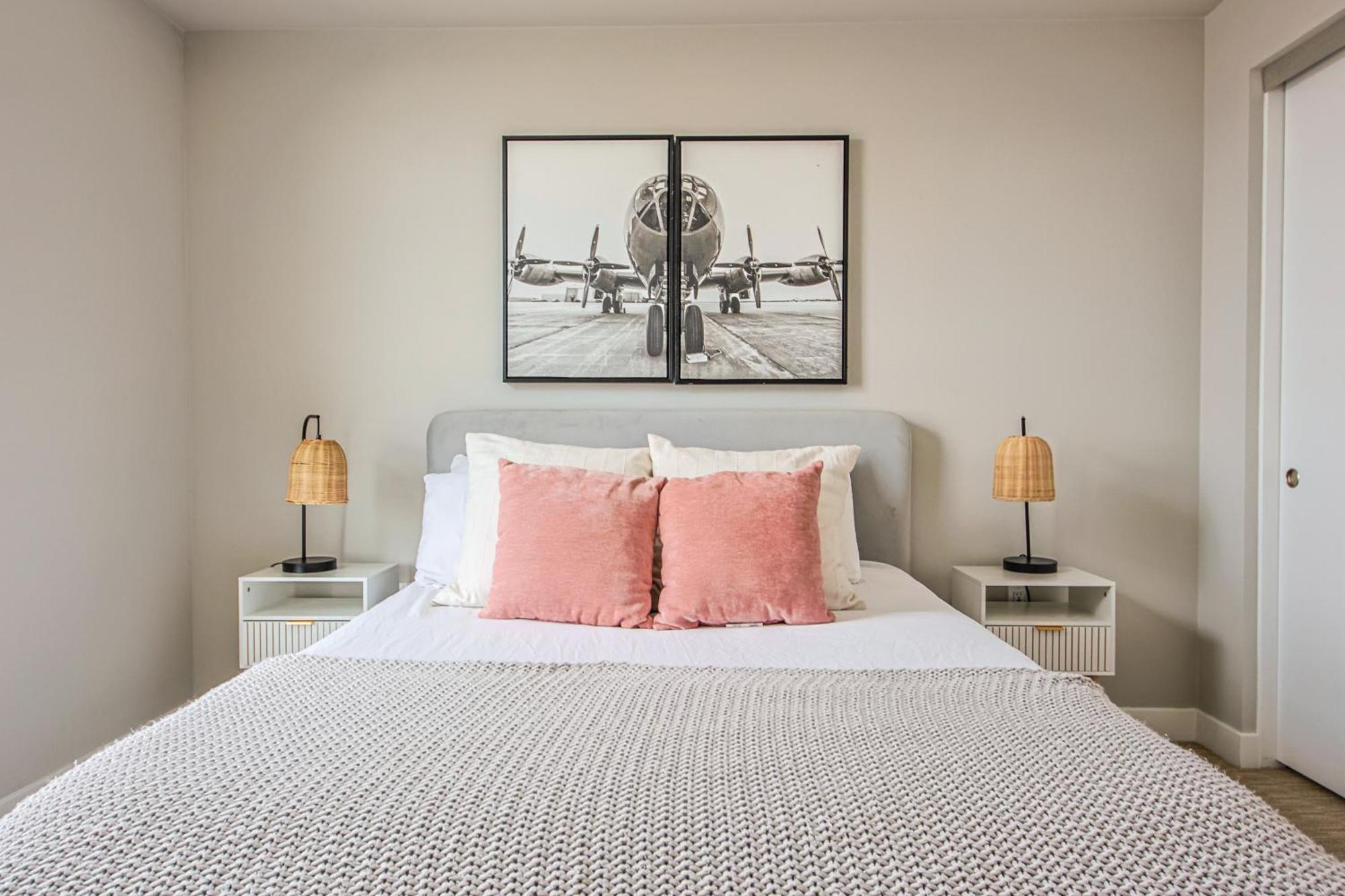 Spacious 3bd 3ba With Iconic Hollywood Sign Views From Balcony & Roofdeck! *