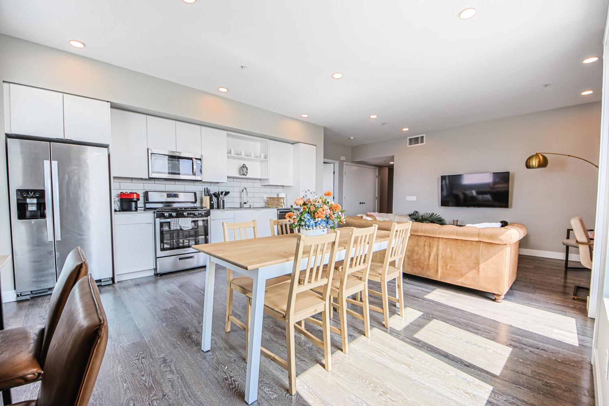 Spacious 3bd 3ba With Iconic Hollywood Sign Views From Balcony & Roofdeck! Apartamento Los Angeles