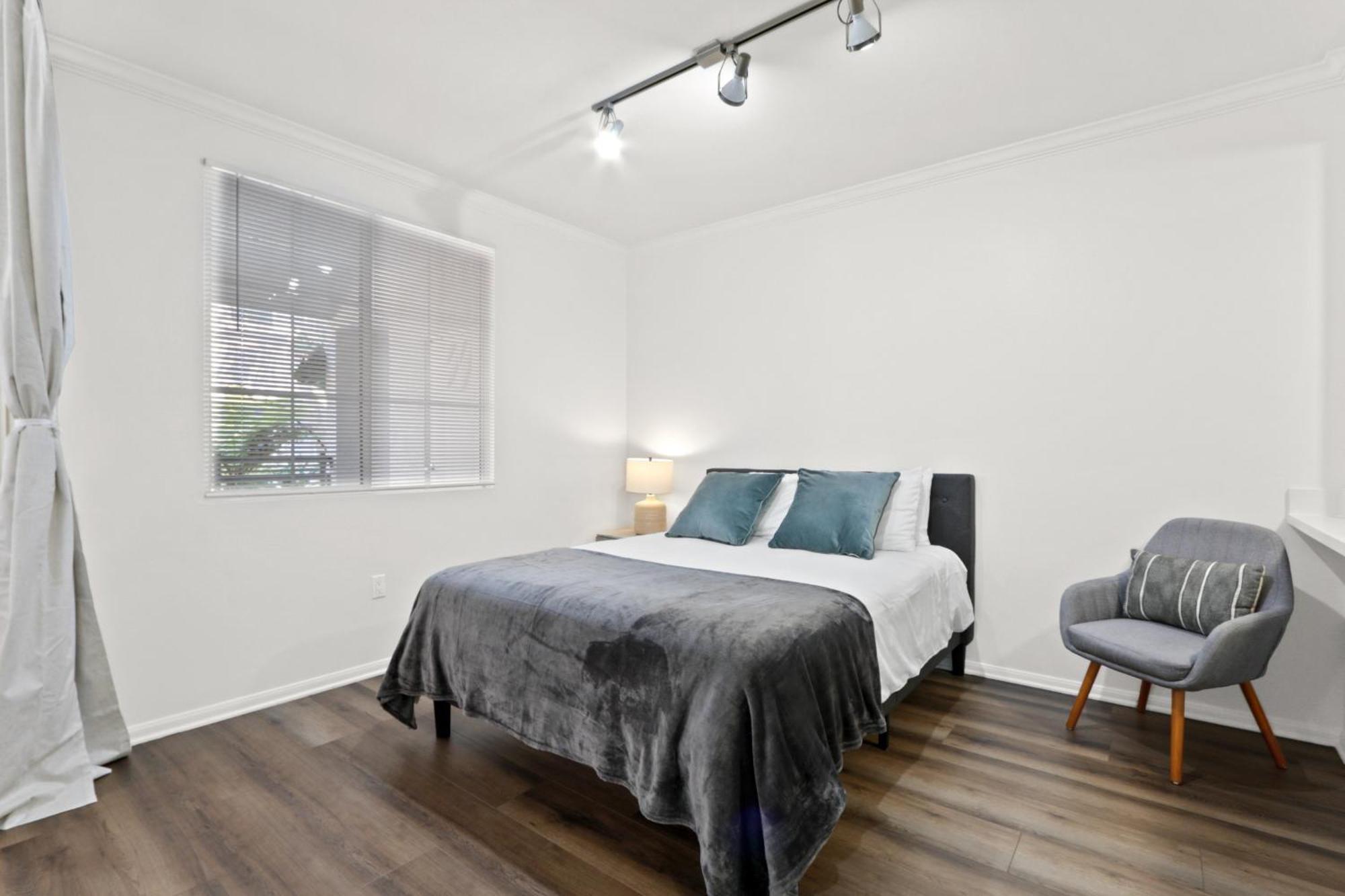 Apartment 4bd Townhouse - Special Limited Time Offer Near Venice Beach!
