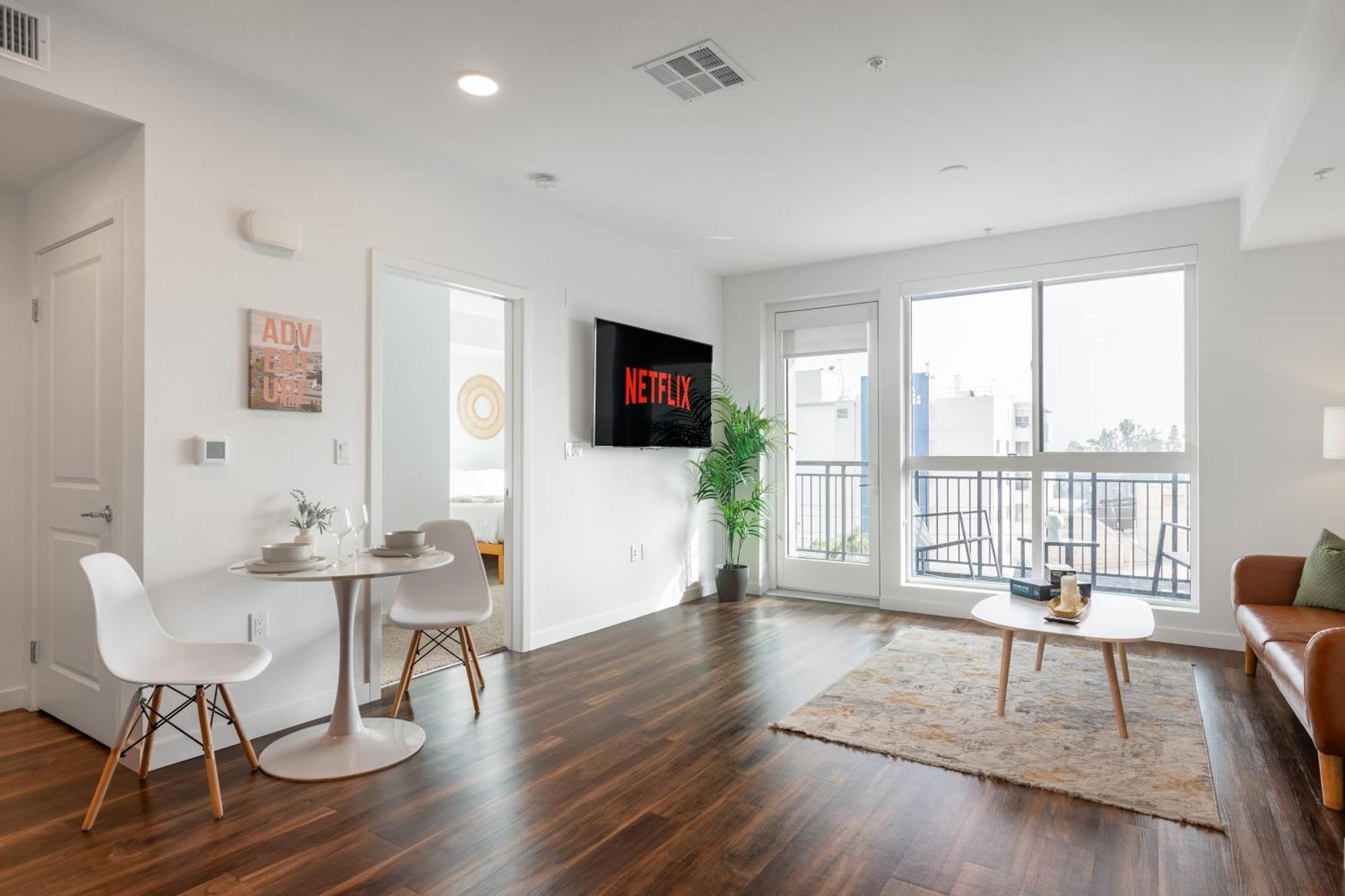 Beautiful 1br In Hollywood W Pool And Parking * Los Angeles