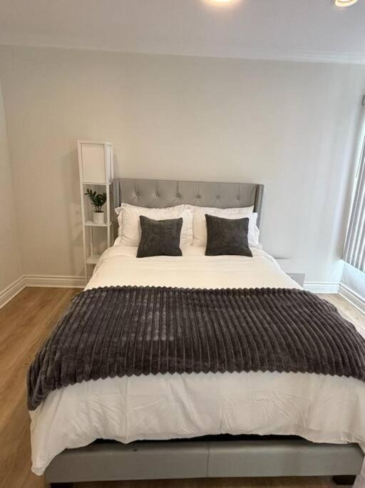 King Size Bed In Cozy, Modern Hollywood Place Apartment Los Angeles