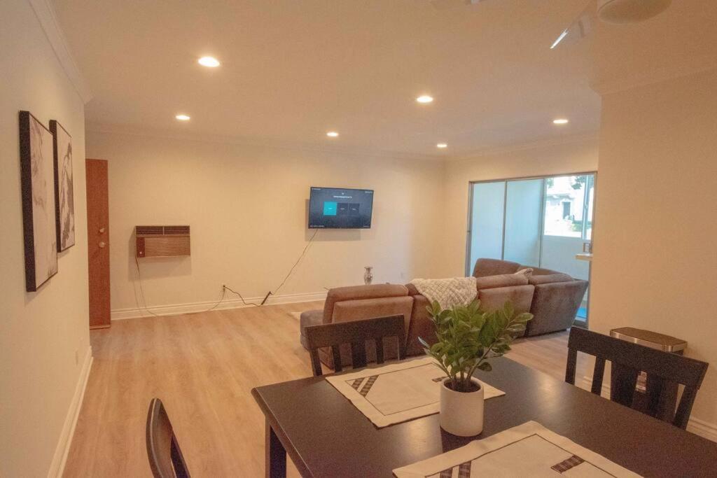 King Size Bed In Cozy, Modern Hollywood Place Apartment *
