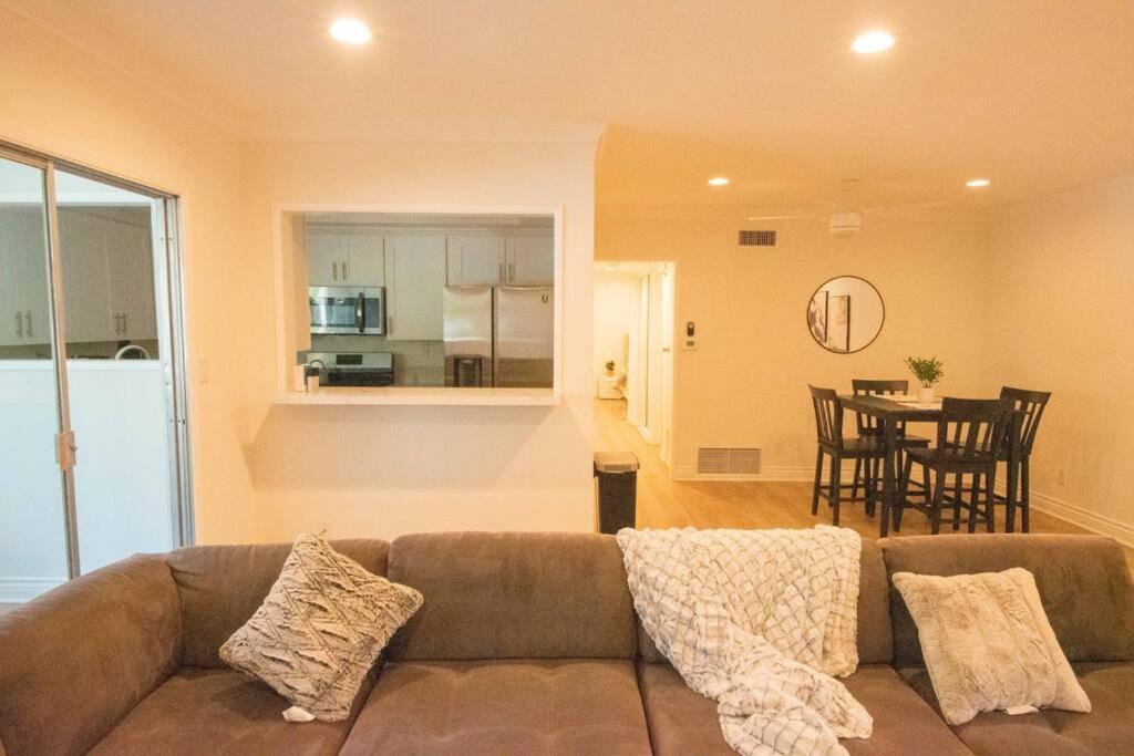 King Size Bed In Cozy, Modern Hollywood Place * Los Angeles