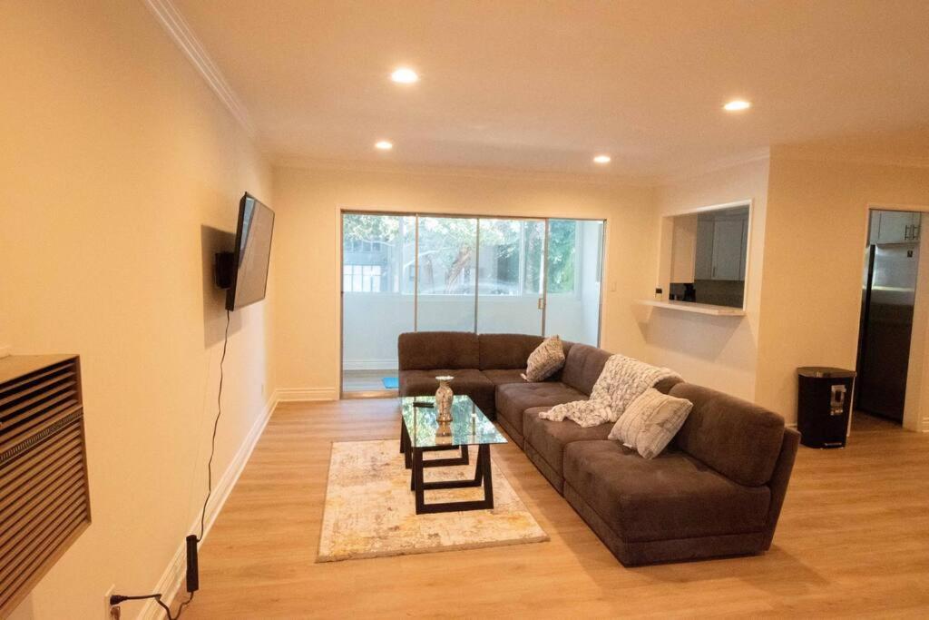 Apartment King Size Bed In Cozy, Modern Hollywood Place Los Angeles